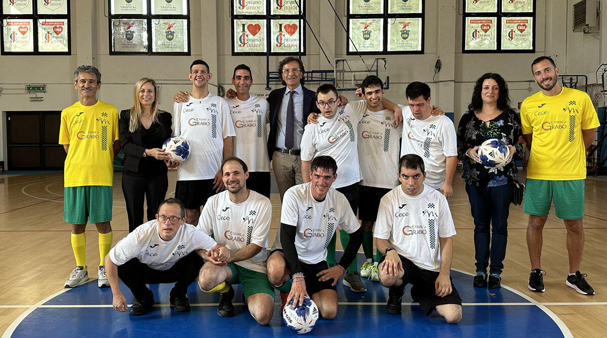 I ragazzi diversamente abili potranno giocare a calcio al PalaSic: rinnovato l'accordo di gestione - Visita di sindaco, vicesindaca e assessore ai ragazzi della Cooperativa Sociale Montetauro