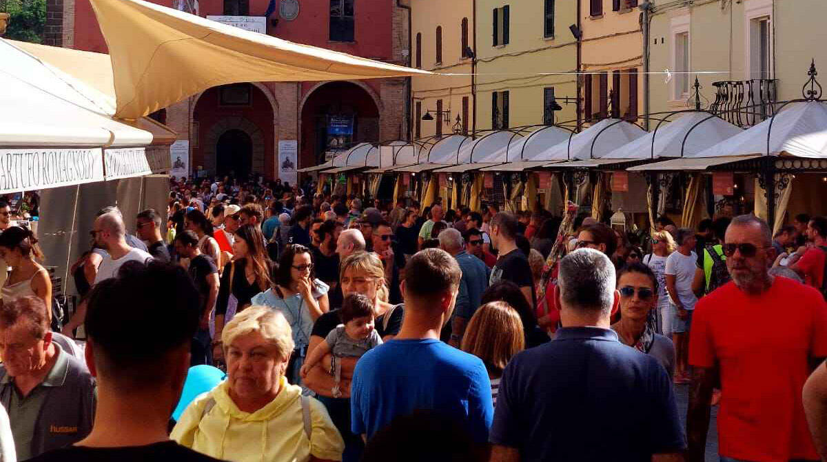Fiera del Tartufo di Sant'Agata, c'è chi arriva da Lugano per l'oro dei boschi. Domenica il terzo appuntamento - Piazza Garibaldi gremita per la Fiera del Tartufo bianco pregiato di Sant'Agata Feltria