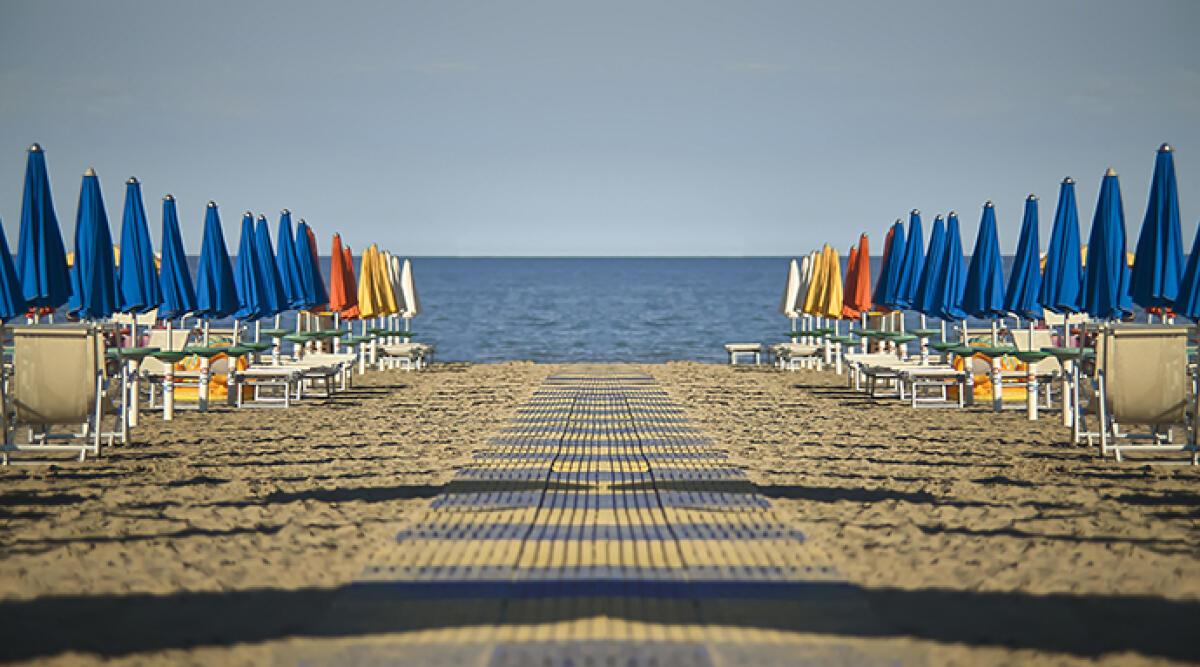 Federalberghi Riccione in assemblea: presentazione dati dell'estate 2023 - La spiaggia di Rimini, foto di repertorio