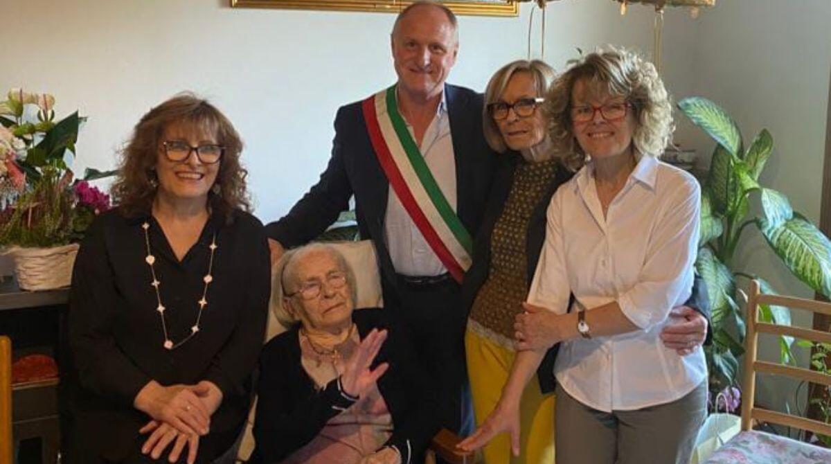 Novafeltria, buon compleanno Olga: 101 anni di amore per la famiglia e lo studio - Olga con le tre figlie ed il sindaco