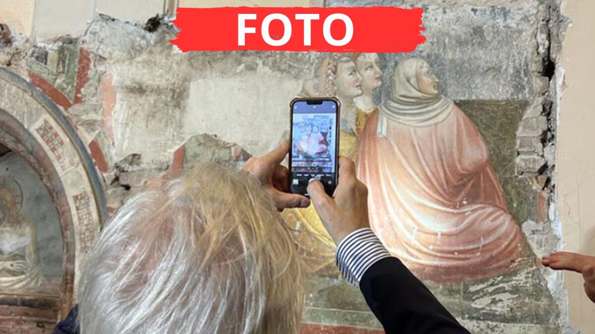 Vittorio Sgarbi visita gli affreschi trecenteschi di Villa Verucchio - Sgarbi mentre fotografa i tesori artistici a Villa Verucchio