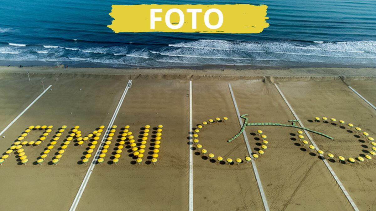 Spiaggia in giallo per il Tour De France: 150 ombrelloni e 50 lettini per una mega scritta - 150 ombrelloni e 50 lettini vestono di giallo la spiaggia di Rimini