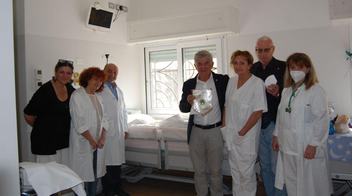 Un letto attrezzato per la cura dei bambini donato da Lions Club Rubicone a Luce sul Mare -