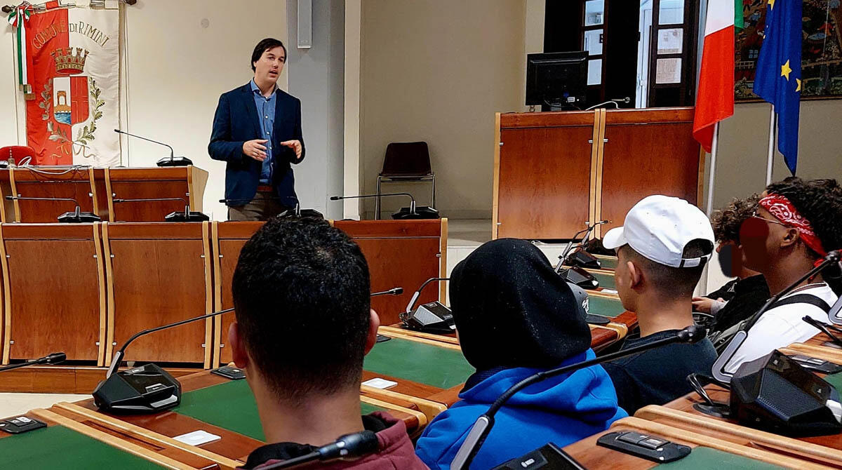 Integrazione è anche conoscere le basi civiche: studenti dello Zavatta ricevuti dal sindaco di Rimini - L'assessore Bragagni intrattiene gli studenti