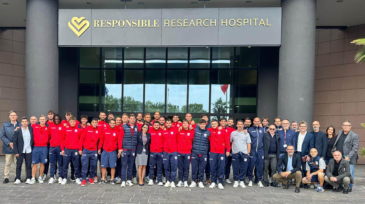 Rimini Calcio in visita in Molise all'ospedale del marito della patron Di Salvo: "Un modo per fare gruppo" - Il Rimini Calcio in posa al gran completo davanti al Responsible Research Ospital