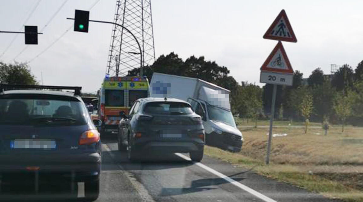 Tragedia sfiorata a Rimini: malore alla guida per l'autista di un corriere che finisce fuori strada - L'incidente avvenuto sulla Tolemaide, Rimini