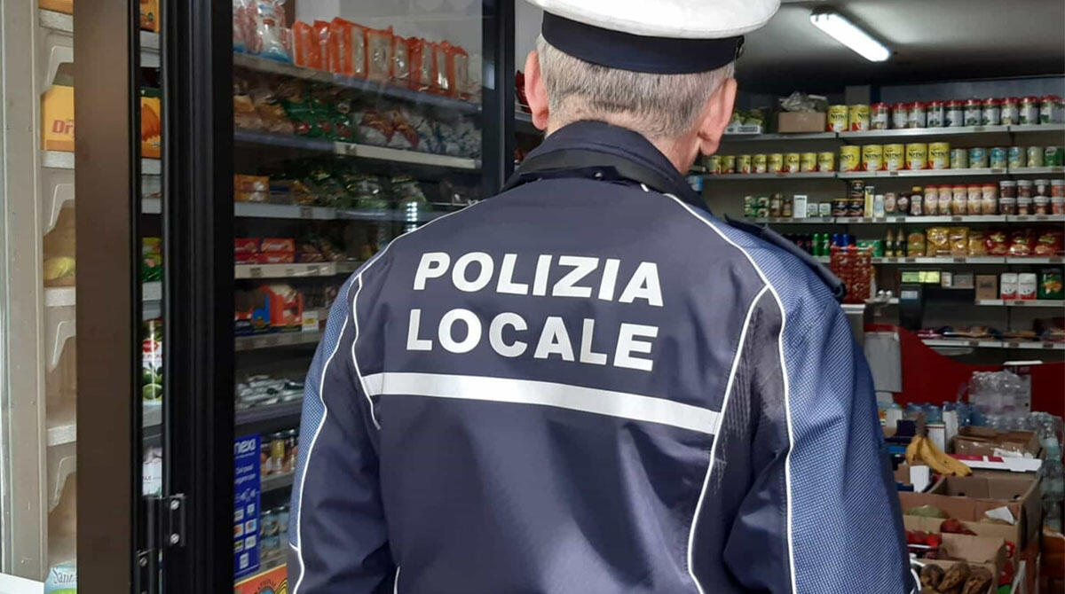 Valmarecchia, sanzioni per negozio di ortofrutta e per titolare di attività artigianale che vendeva vestiti senza scontrini e autorizzazioni - Foto d'archivio