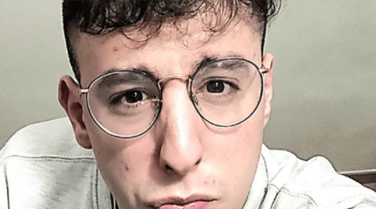 Abusi su 13enne, ai domiciliari lo youtuber dopo l'interrogatorio di garanzia - Youtuber di 21 anni arrestato per violenza sessuale su minore