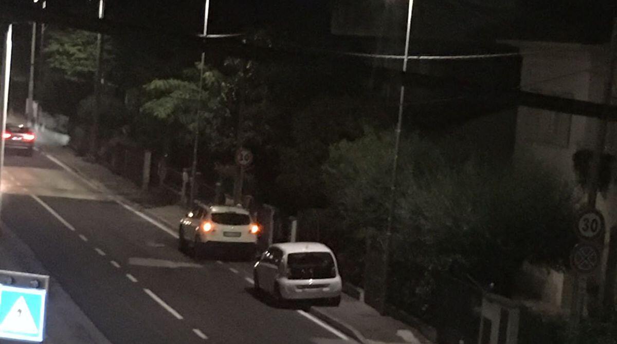 Auto parcheggiate sul marciapiede a Santarcangelo. La segnalazione - L'immagine inviata dal nostro lettore