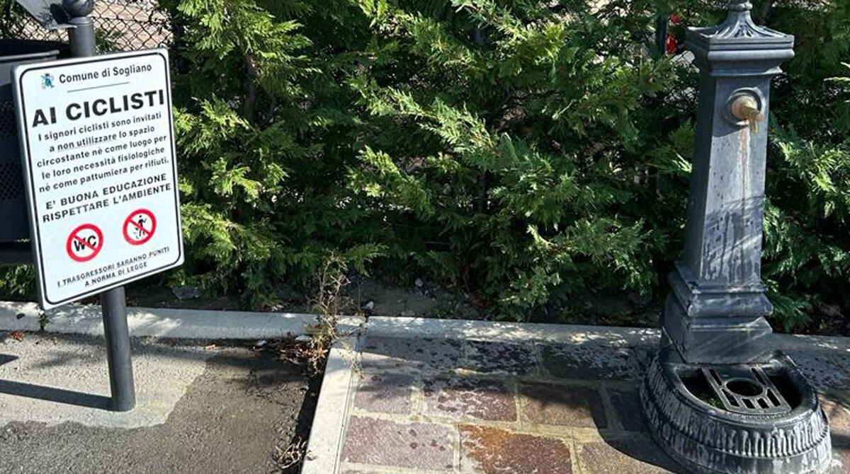 Sogliano, cartello "sgrida" i ciclisti: "Basta pipì e rifiuti a terra" -
