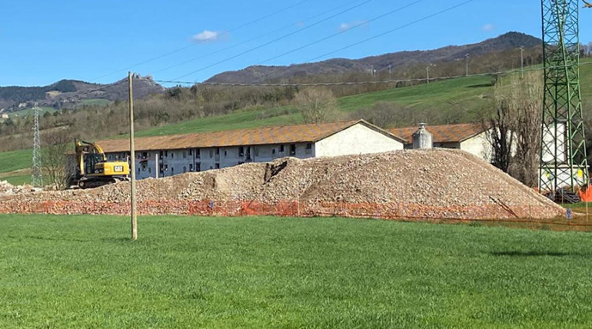 Consumo di suolo: allarme per il nuovo polo avicolo di Maiolo - I lavori per la realizzazione del maxi allevamento di polli