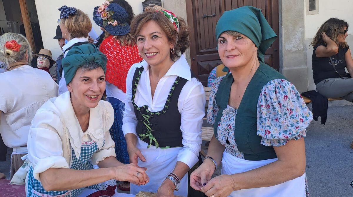 Novafeltria vestita d'autunno celebra con successo la 5° Festa della Vendemmia - Azdore in azione alla Festa della Vendemmia