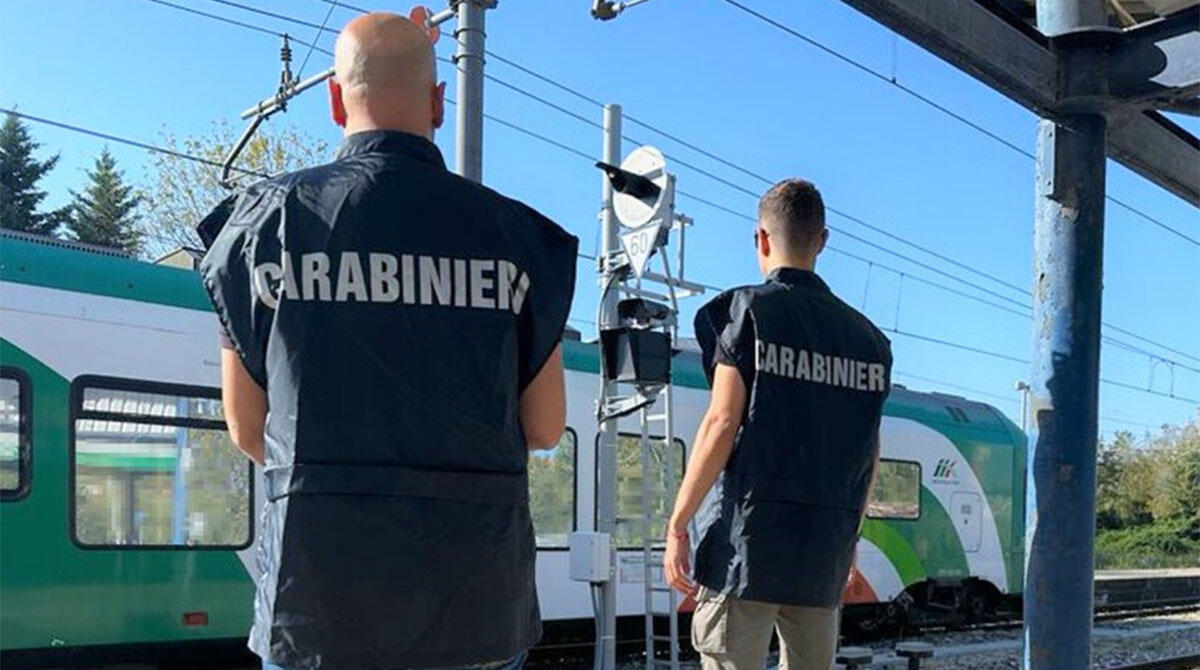 Minorenni danneggiano segnali ferroviari e rischiano di provocare un disastro tra treni: denunciati - Carabinieri ANSA