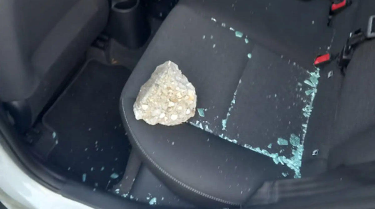 Parco Marcovaldo frequentato da vandali, finestrini delle auto presi di mira - La pietra usata per infrangere il finestrino