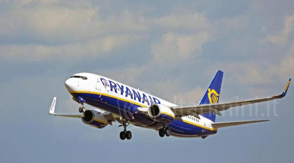 4 nuovi voli settimanali low cost Rimini-Cagliari: Ryanair aumenta l'offerta per l'Aeroporto Fellini - Un aero della Ryanair