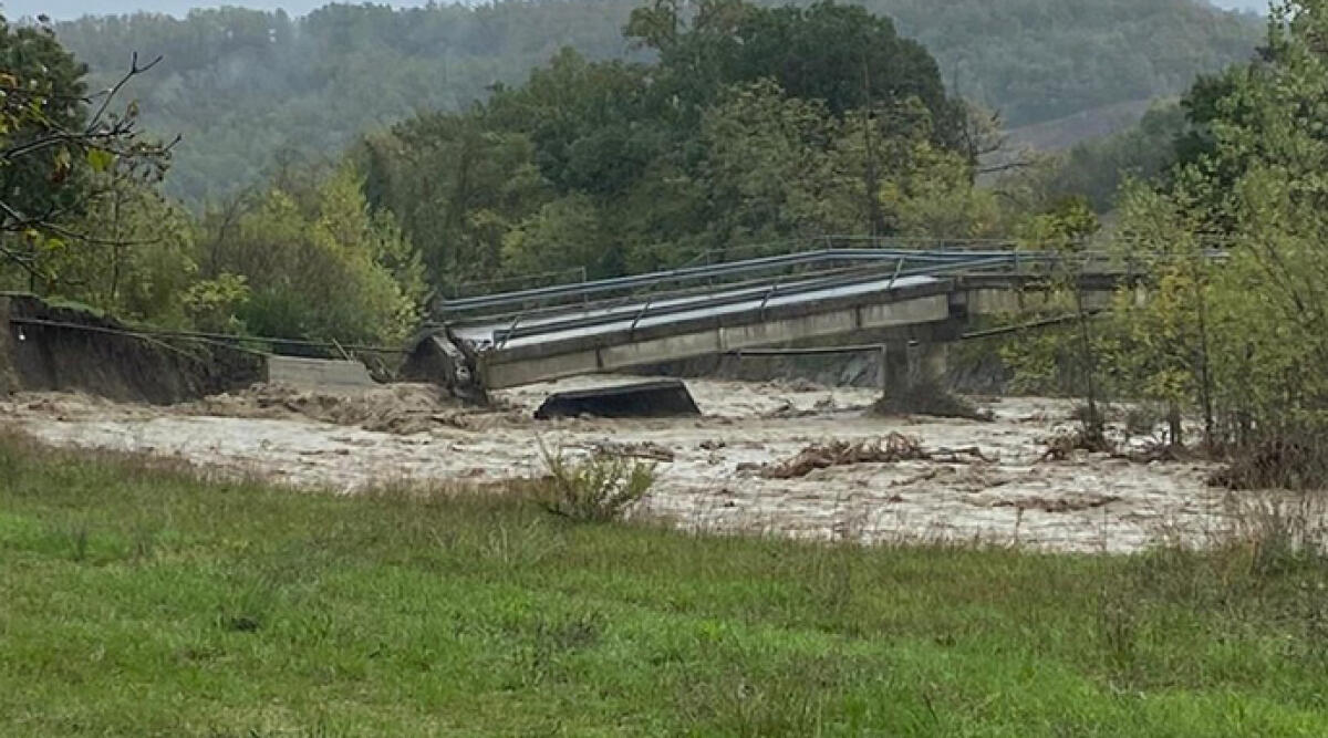 Maltempo, frane diffuse e corsi d’acqua in crescita nella parte occidentale della Regione - Crollato un ponte nel Parmense