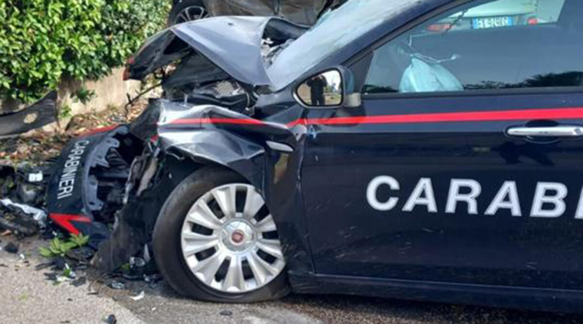 Follia a Riccione: auto fugge da posto di blocco, Carabinieri inseguono ma finiscono feriti contro un ostacolo fisso - Carabinieri finiscono feriti contro un ostacolo fisso. Foto di repertorio