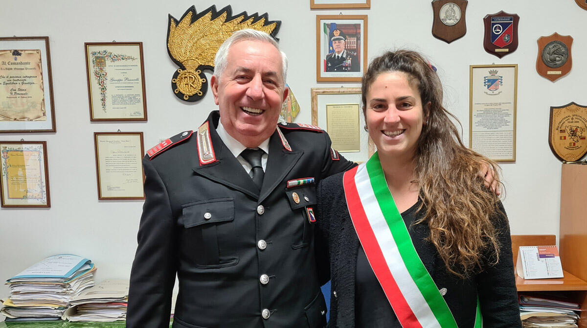 Lo storico comandante dei Carabinieri va in pensione: gli auguri della sindaca - Il comandante Pizzarelli con la sindaca Parma