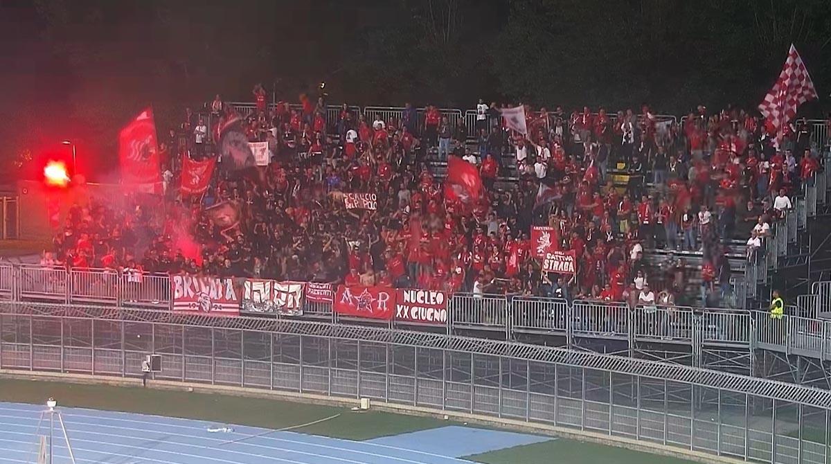 Materasso bruciato allo stadio Neri: identificato il colpevole. Denunciato, dovrà pagare i danni - Il lancio del fumogeno