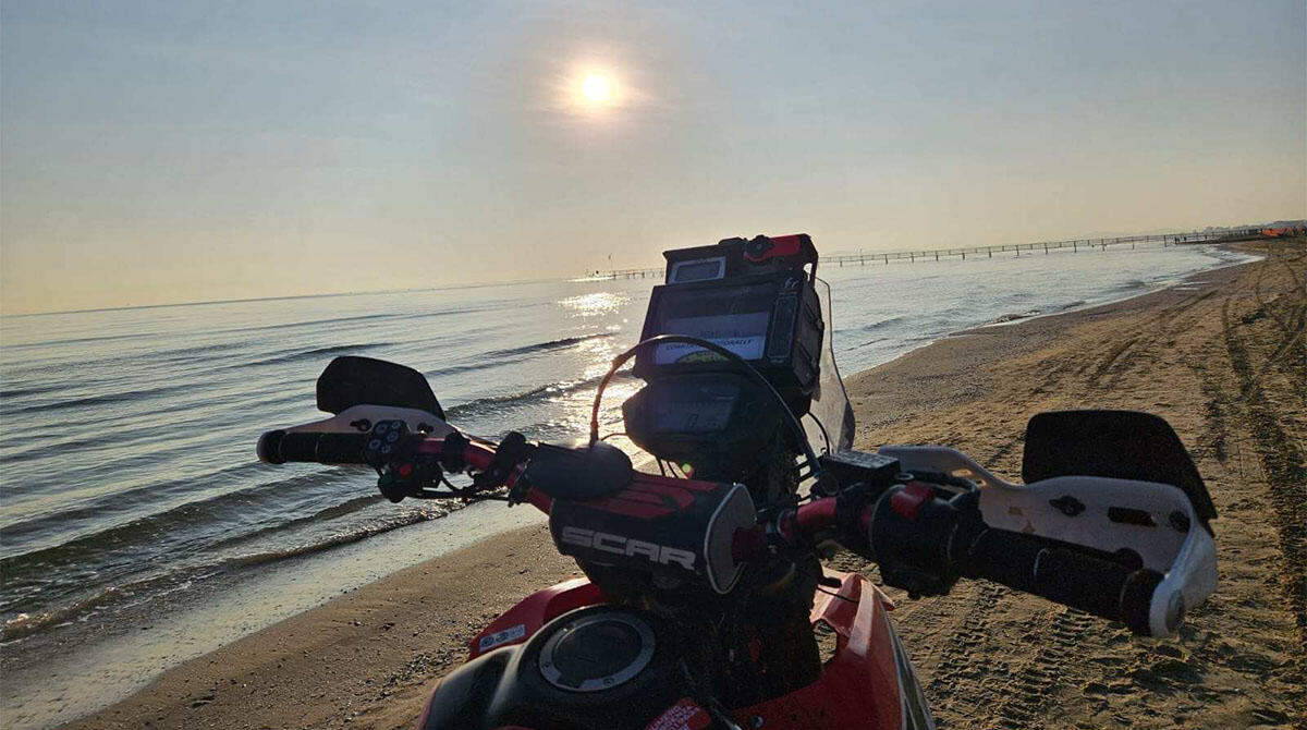 Malle Mutór, boom dell'evento mototuristico. Ma alcune moto sfrecciano sulla spiaggia: "Non sono dei nostri, ci dissociamo" -