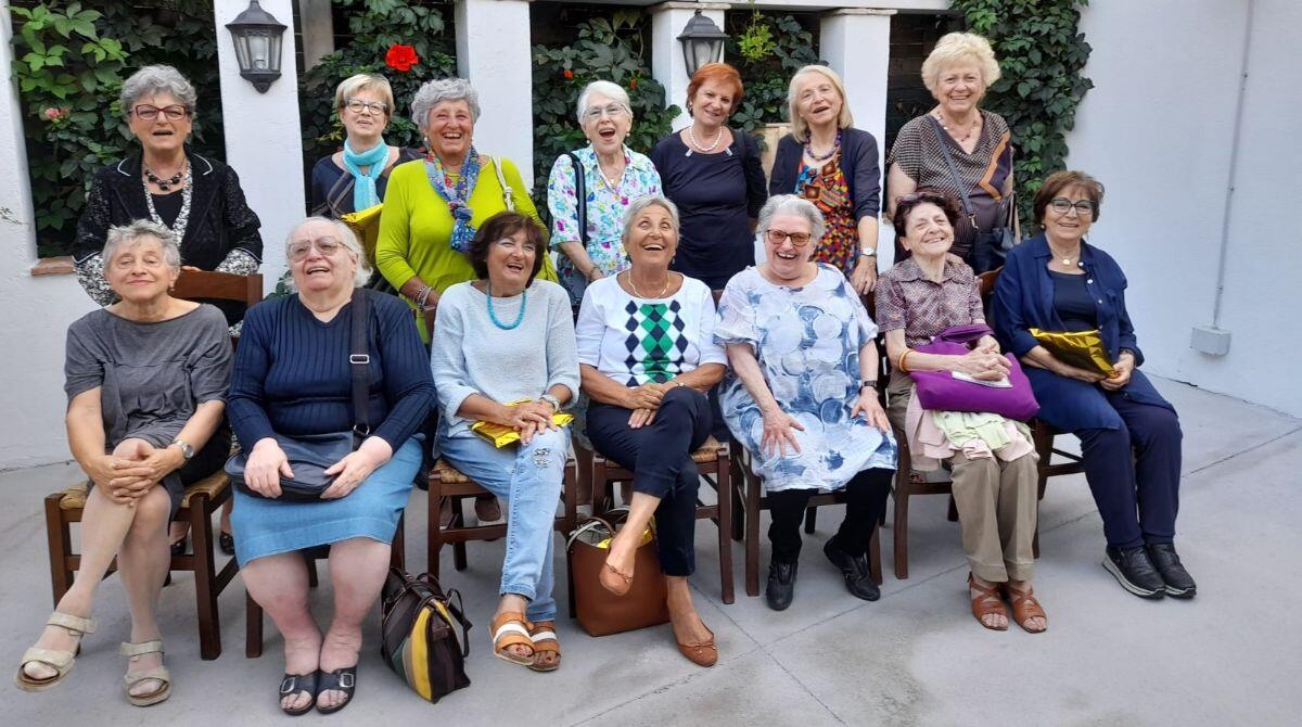 Emozionante rimpatriata: ex alunne delle elementari del 1953 si ritrovano con la figlia della maestra - La classe riunita 70 anni dopo