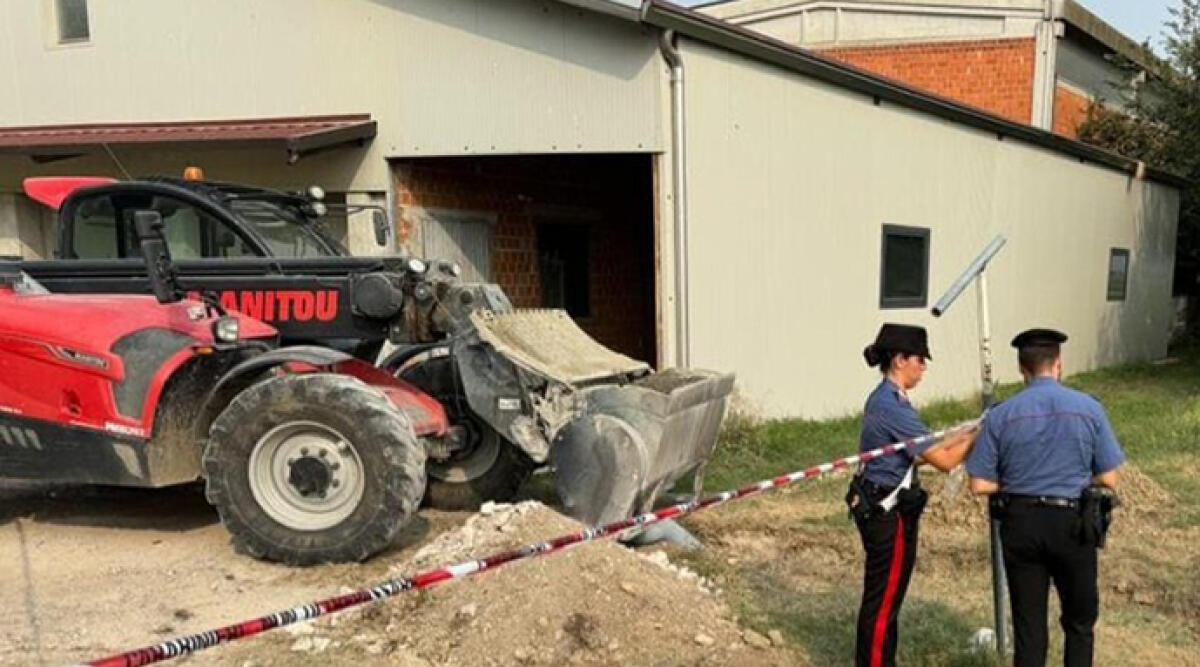 Resta incastrato in un macchinario, muore un 67enne - Foto Ansa