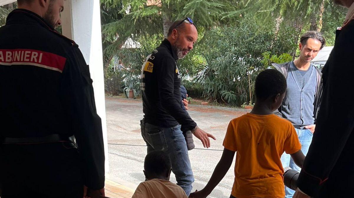 Crisi familiare: minaccia di gettarsi nel vuoto e convince la moglie a fare altrettanto - 