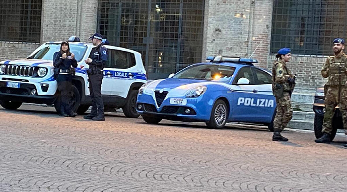 Aumento della violenza, la Vecchia Pescheria di Rimini sotto la lente - Forze dell'ordine in piazza Cavour