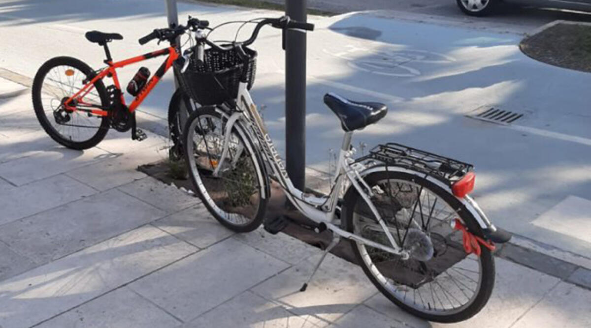 Sosta selvaggia delle bici, alla stazione scatta la rimozione forzata - Rimozione delle biciclette irregolarmente parcheggiate alla stazione di Rimini