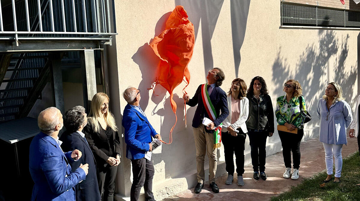 Giuseppe Ravegnani, al poeta e scrittore intitolata la scuola media di Ospedaletto - L'inaugurazione della targa