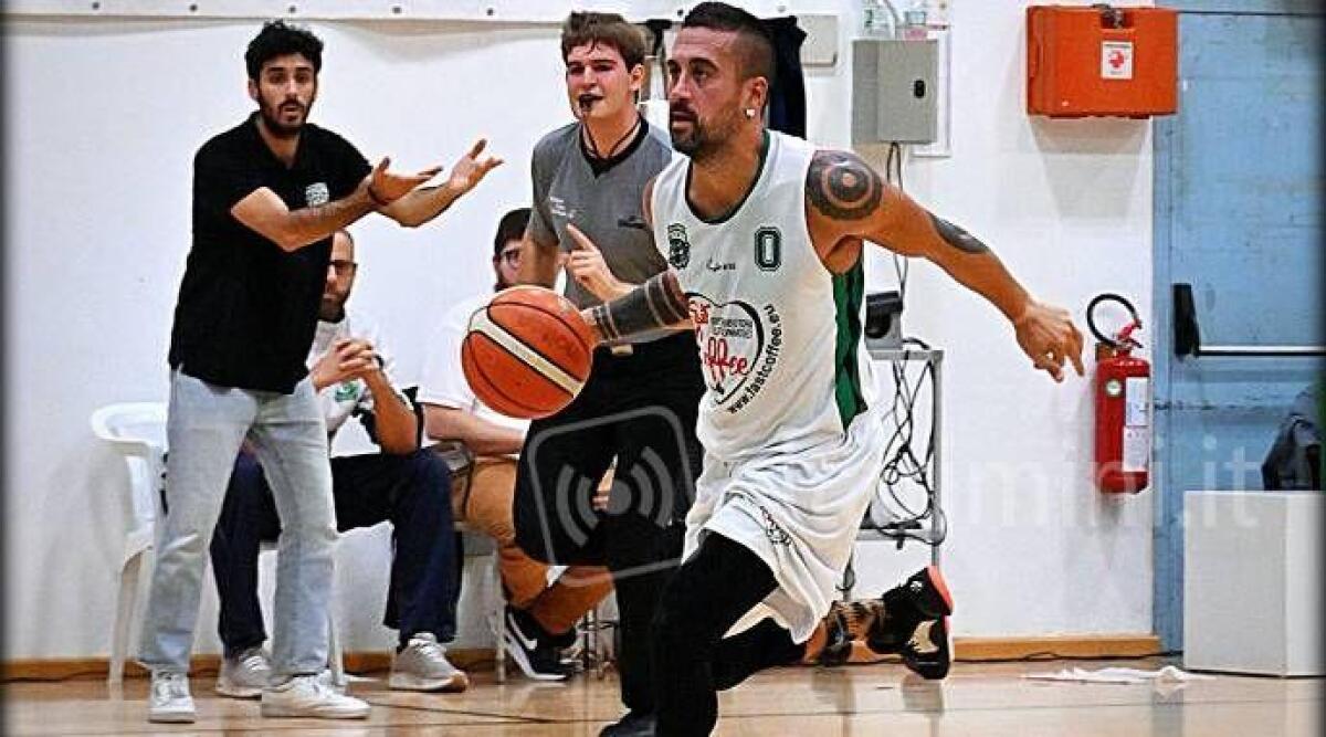 Basket, bis dei Tigers: battuti largamente i giovani del Raggisolaris. Esordio di Fabbri - Il play Mazzotti è squalificato