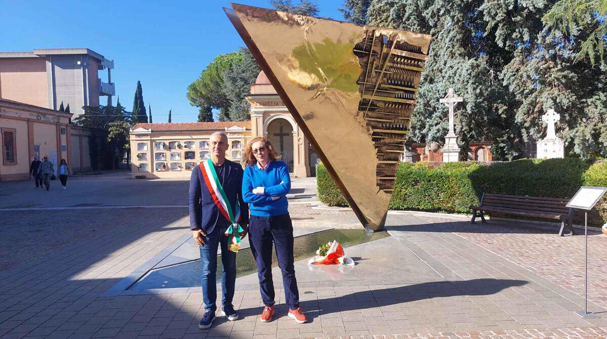 Rimini ricorda Fellini: un mazzo di fiori ai piedi della grande Prua - Il sindaco Sadegholvaad e Francesca Fellini