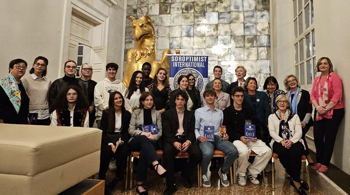Abbonamenti al Teatro Galli per 18 studenti: il dono del Soroptimist Club di Rimini - La consegna degli abbonamenti