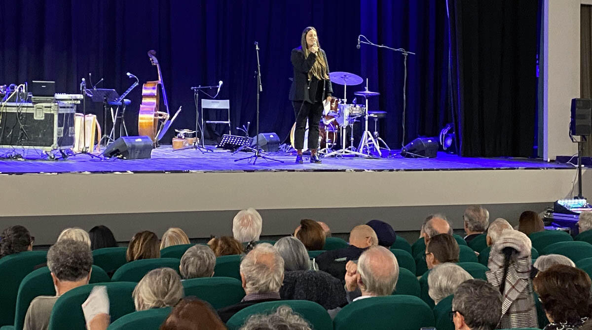 Poesia, musica e film: una giornata per celebrare la riapertura del Supercinema di Santarcangelo - La sindaca Parma sul palco