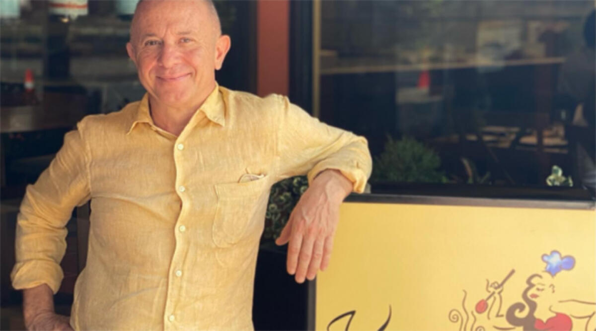 Trionfo riminese a Bangkok: 'Via Emilia' è il Miglior Ristorante - Il viserbese Bernardi davanti all’insegna del suo locale a Bangkok