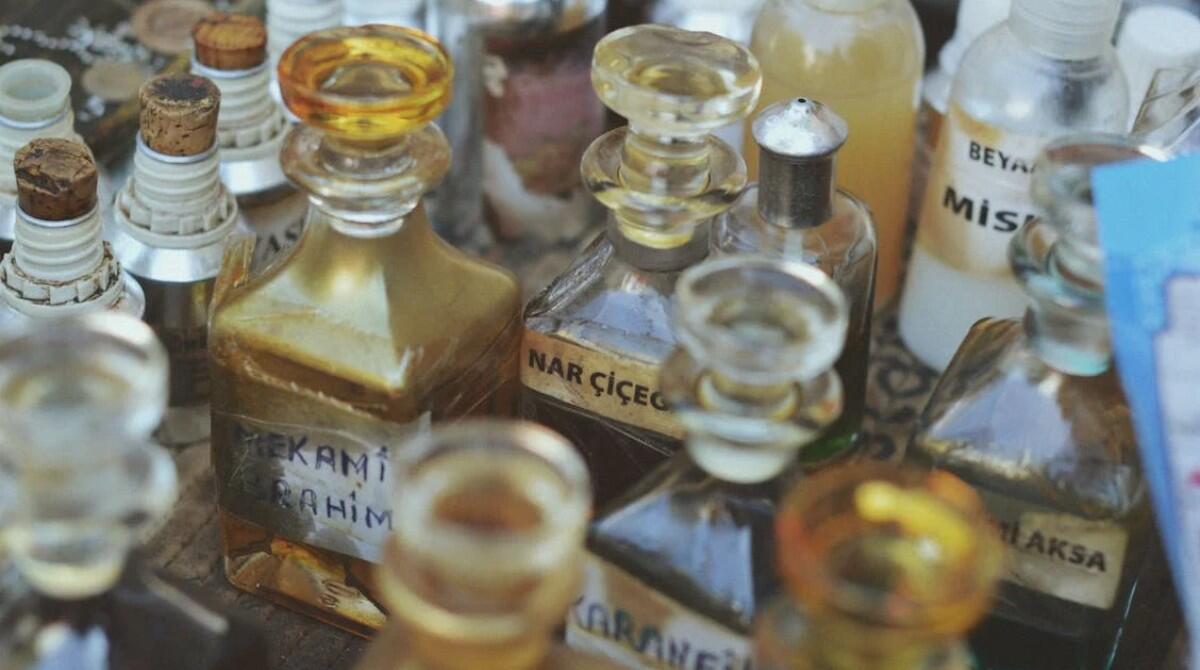 Chanel, Armani, Lancome: nella bancarella del mercato circa 700 confezioni di profumi contraffatti - profumi (repertorio)