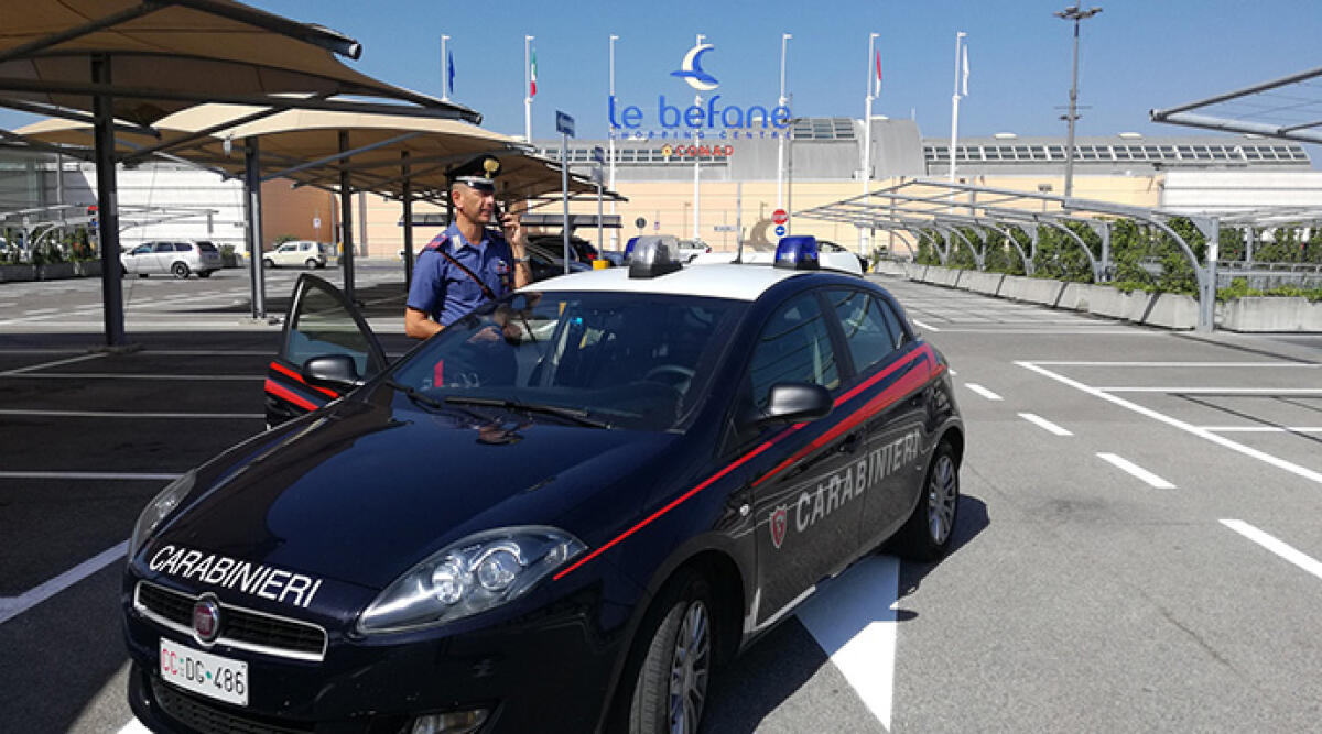 Ai domiciliari per stalking, esce di casa per una passeggiata e viene arrestato - Una pattuglia dei Carabinieri alle 'Befane'. Foto di repertorio