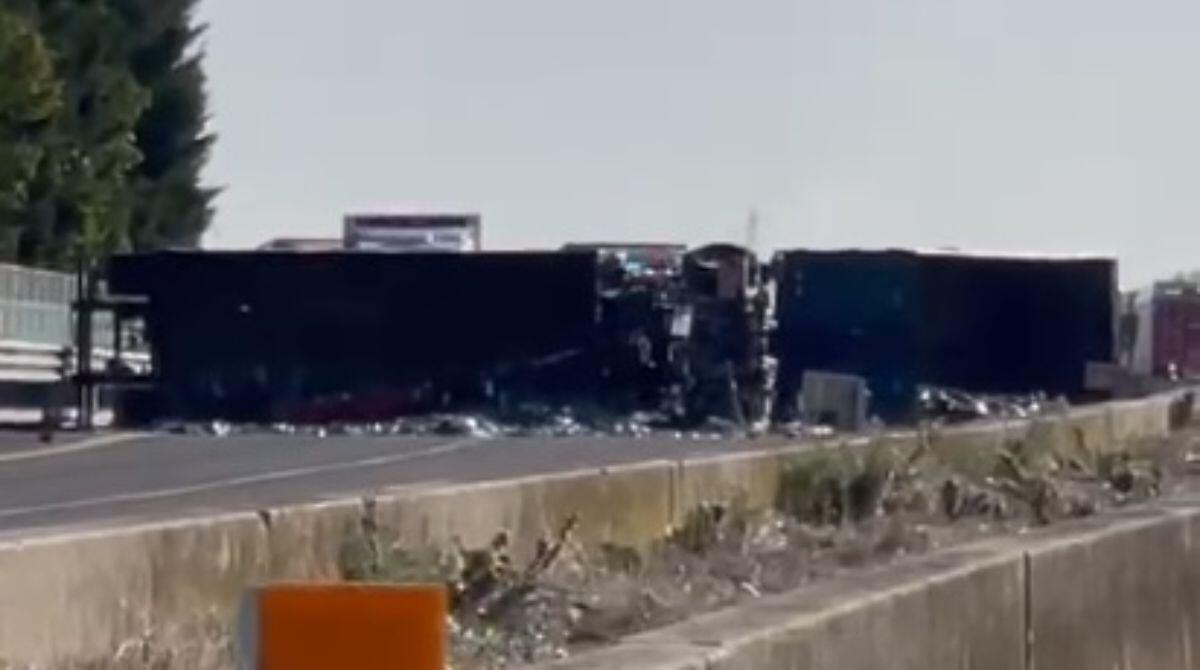 Incidente in A14, camion si ribalta e prende fuoco: chiuso il tratto Forlì-Faenza - Il camion ribaltato
