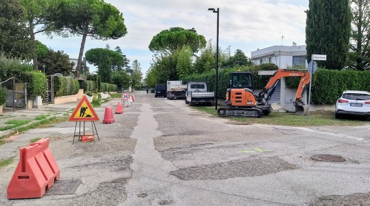 Lavori a Misano, entro la fine di ottobre riqualificata via Vivaldi - Una parte del cantiere