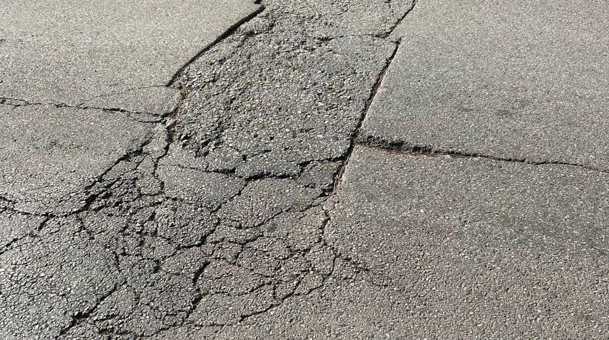 Rimini, asfalto rovinato nella via delle Officine. La segnalazione - Le immagini inviate dalla nostra lettrice