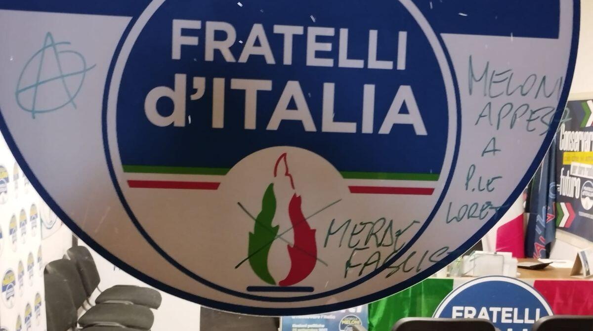Vandali ancora in azione nella sede di Fratelli d'Italia a Riccione - Vandali in azione