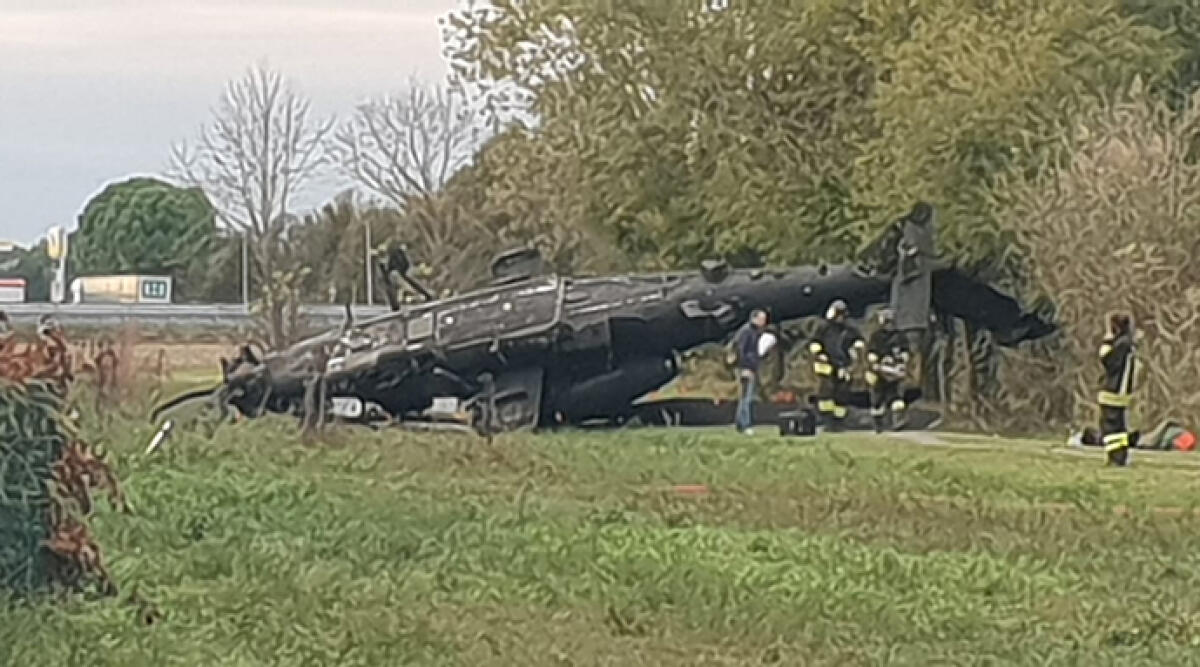 Elicottero Militare in volo da Rimini si schianta in un campo - L'elicottero è precipitato in un camp