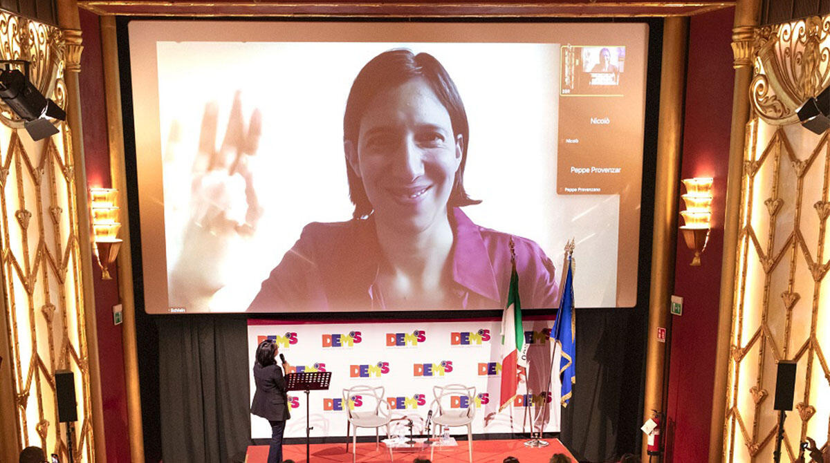 Elly Schlein alla Festa di Dems: "Governo Meloni smantella scuola e sanità" - Elly Schlein in collegamento con il cinema Fulgor per la festa di Dems