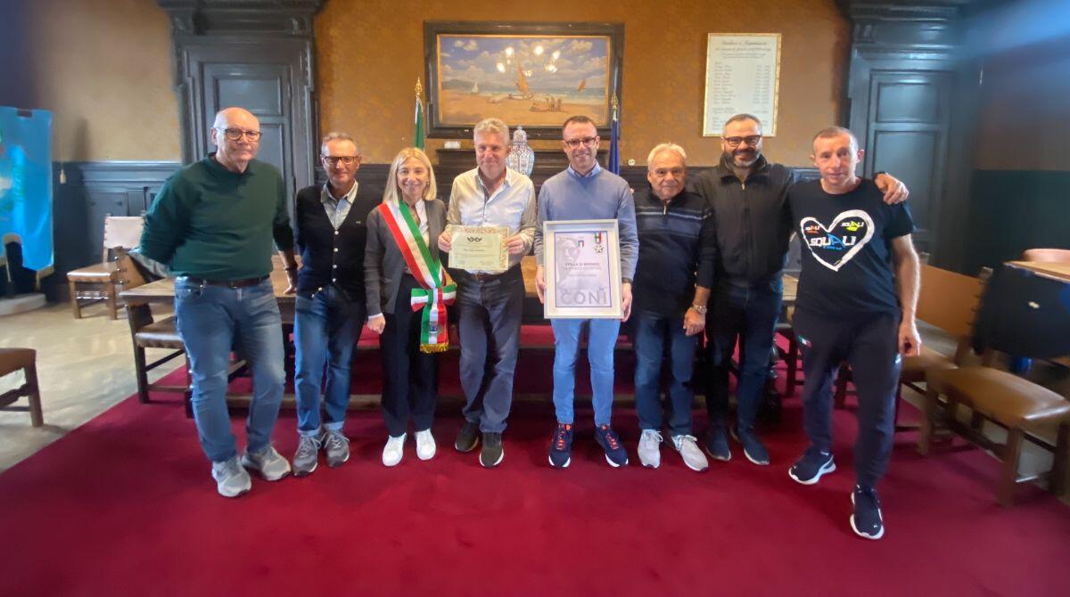 Dopo la Stella del Coni, attestato di merito sportivo del Comune al Velo Club Cattolica - La consegna del premio