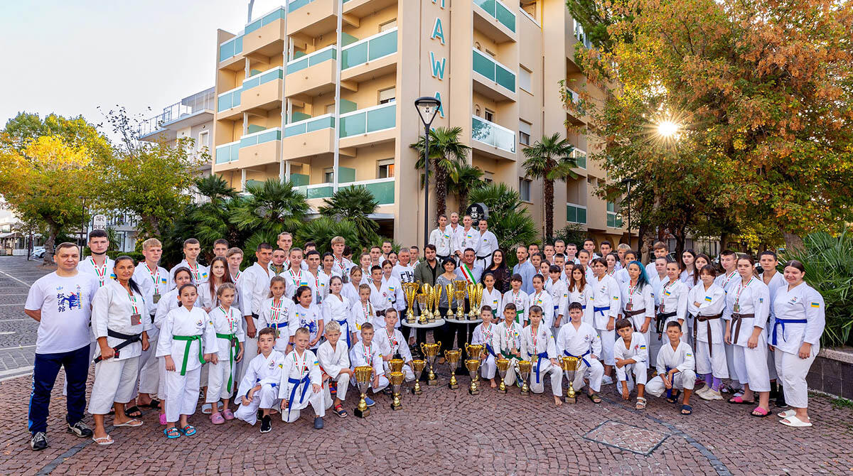 Atleti ucraini ai Campionati Europei di Karate tradizionale: una pausa dalla guerra a Misano Adriatico - Foto di gruppo con il sindaco di Misano Fabrizio Piccioni