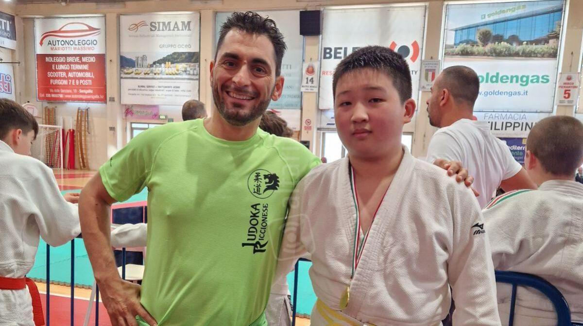 Judo, i giovani atleti della Polisportiva di Riccione brillano a Senigallia - Lin Iahui con il Maestro Longo