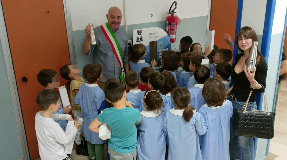 100 borracce consegnate ai "primini" delle scuole di Misano - L'assessore Schivardi e la vicesindaca Malpassi
