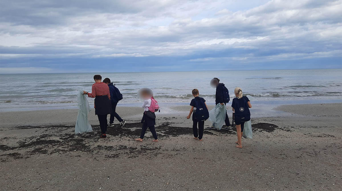 Rimini, alunni in spiaggia per raccogliere rifiuti abbandonati - 