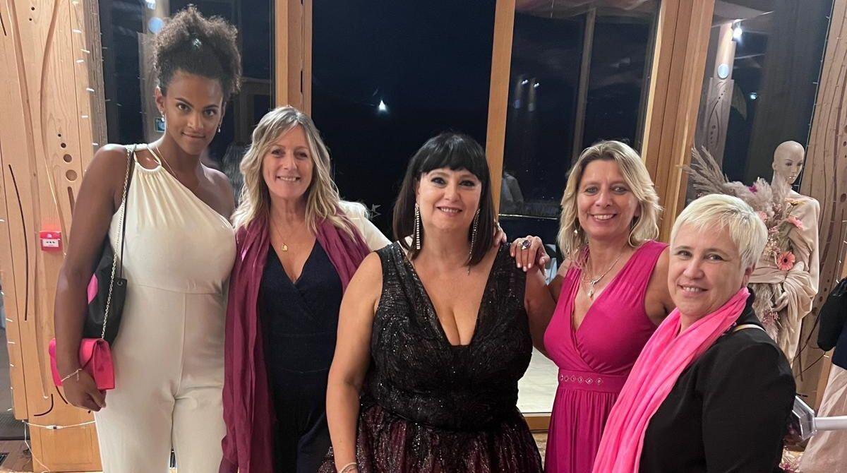 Oltre 50 donne a cena a Riccione con Elena "La Boss" Borghi per parlare di consapevolezza e potenziale personale - Alcune partecipanti alla serata