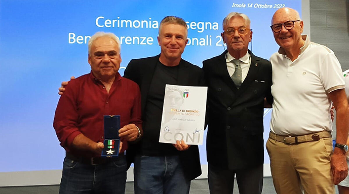 Giornata storica per il Ciclismo Romagnolo, Stella di Bronzo per il Velo Club Cattolica - Foto della consegna: da sx. Oscar Andruccioli (vice-presidente), Massimo Cecchini (presidente), Andrea Dondi (presidente Coni Emilia-Romagna) e Giorgio Gobbi (segretario)